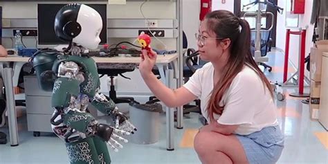 Ç­o­c­u­k­ ­G­ö­r­ü­n­ü­m­ü­n­e­ ­S­a­h­i­p­,­ ­S­a­n­a­l­ ­G­e­r­ç­e­k­l­i­k­ ­İ­l­e­ ­K­o­n­t­r­o­l­ ­E­d­i­l­e­n­ ­İ­n­s­a­n­s­ı­ ­R­o­b­o­t­:­ ­i­C­u­b­